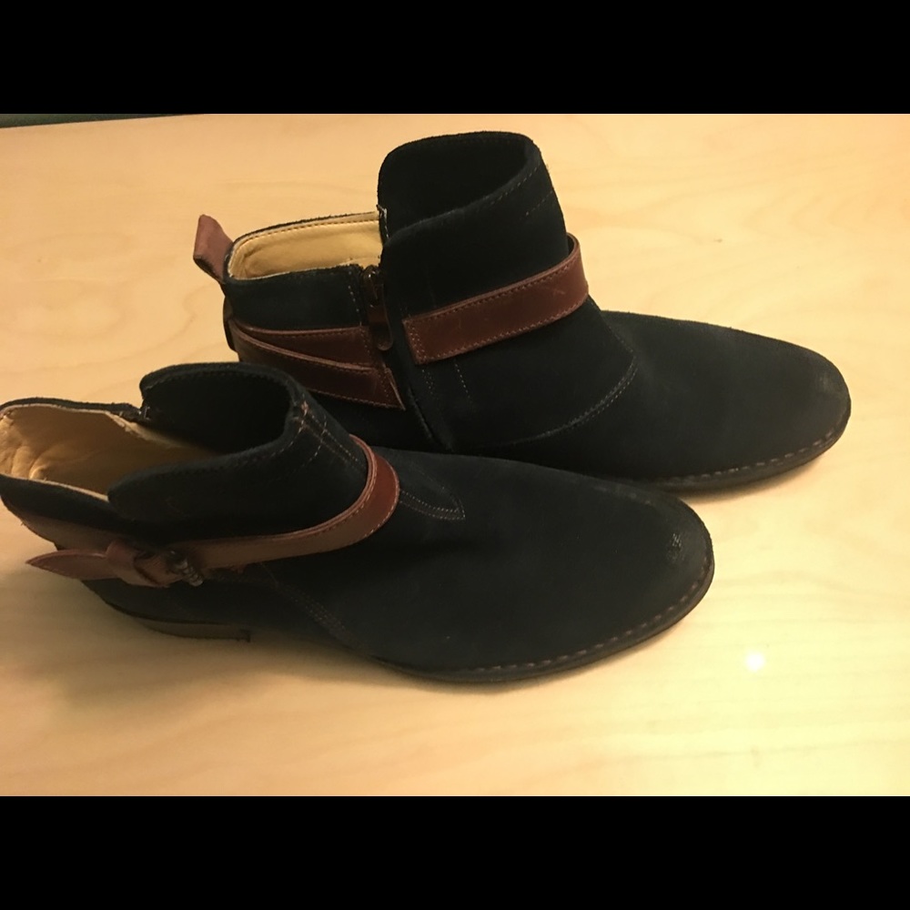 Flat, suede ankle boots!